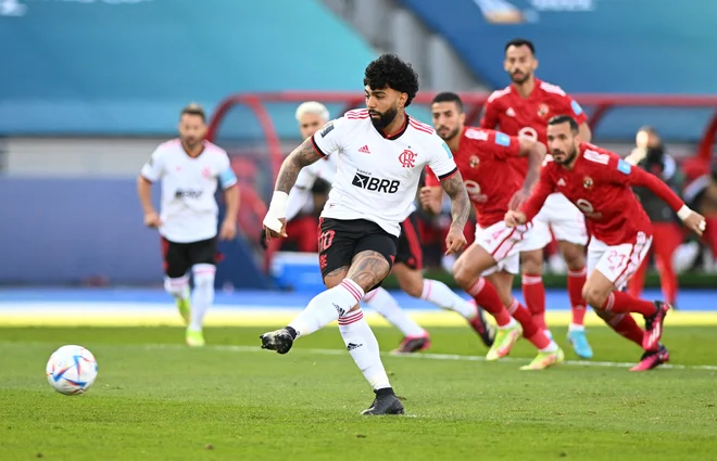 Gabriel Barbosa je za Flamengo proti Al Ahliju zabil dvakrat, obakrat iz enajmetrovke. FOTO: Alexandre Neto/Reuters
