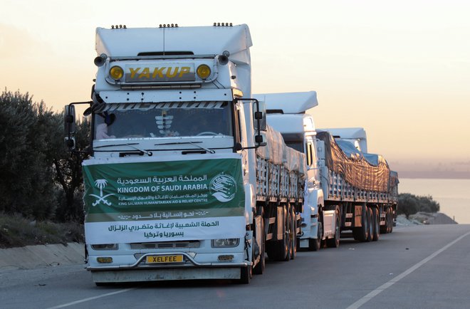 Tovornjaki s humanitarno pomočjo iz Savdske Arabije čakajo na vstop v Sirijo na mejnem prehodu v provinci Afrin, ki je pod nadzorom sirskih upornikov. FOTO: Mahmoud Hassano/Reuters
