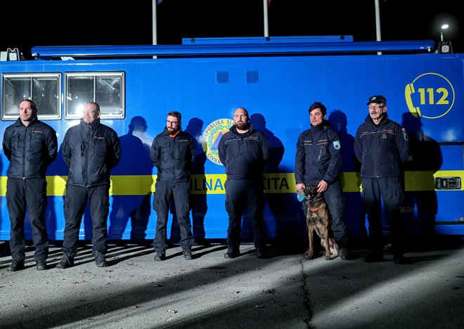 Prihod predstavnikov civilne zaščite in vodnikov reševalnih psov iz Turčije v Roje. FOTO: Blaž Samec

