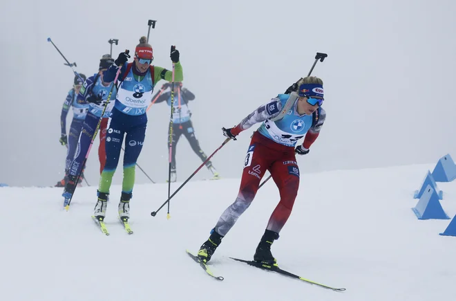 Polona Klemenčič (v sredini) je preveč izgubila pri streljanju. FOTO: Lisa Leutner/Reuters

