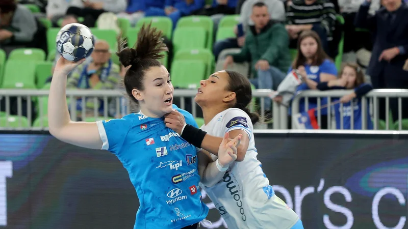 Tjaša Stanko je tako kot Jovanka Radičević dosegla sedem golov. FOTO: Blaž Samec/Delo