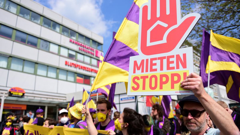 Fotografija: Nemci protestirajo proti zvišanju najemnin, ki jih je napovedal največji najemodajalec v Nemčiji, koncern Vonovia. FOTO: Jana Rodenbuch/REUTERS
