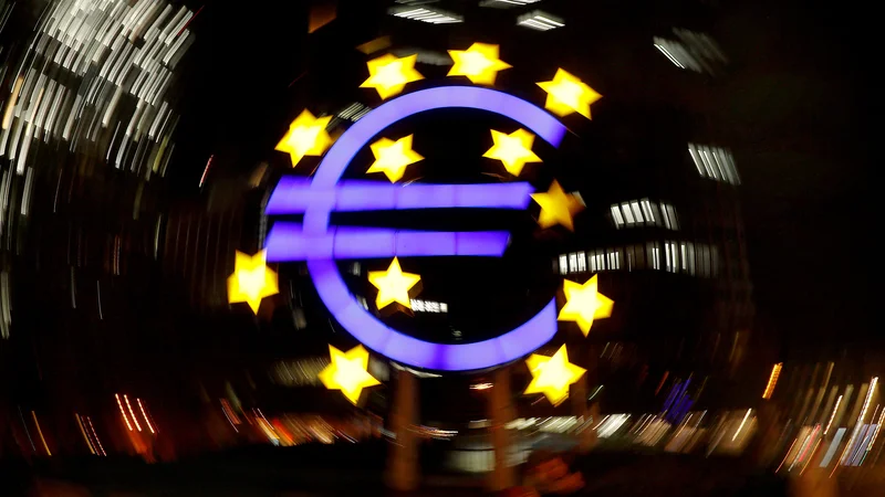 V Bruslju kljub boljšim gibanjem za EU ugotavljajo, da bo veter v prsi evropskega gospodarstva ostal močan. FOTO: Kai Pfaffenbach/Reuters