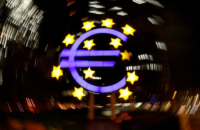 V Bruslju kljub boljšim gibanjem za EU ugotavljajo, da bo veter v prsi evropskega gospodarstva ostal močan. FOTO: Kai Pfaffenbach/Reuters
