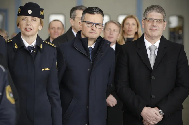 V obeh policijskih sindikatih od kandidata Poklukarja (desno), ki je ministrstvo vodil že v časih vlade Marjana Šarca in bo na položaju nasledil Tatjano Bobnar, pričakujejo vzpostavitev kariernega sistema v policiji in pravičnejšega vrednotenja zaposlenih v njej. FOTO:&nbsp;Jure Eržen/Delo
