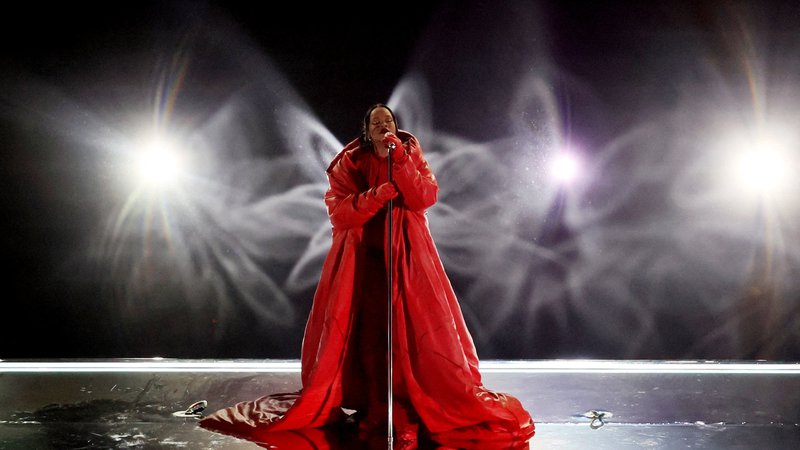 Fotografija: Rihanna je na stadionu v Gledaleu v Arizoni poskrbela za spektakularen nastop in brez besed sporočila, da bo kmalu v drugo mama. FOTO: Brendan Mcdermid/Reuters
