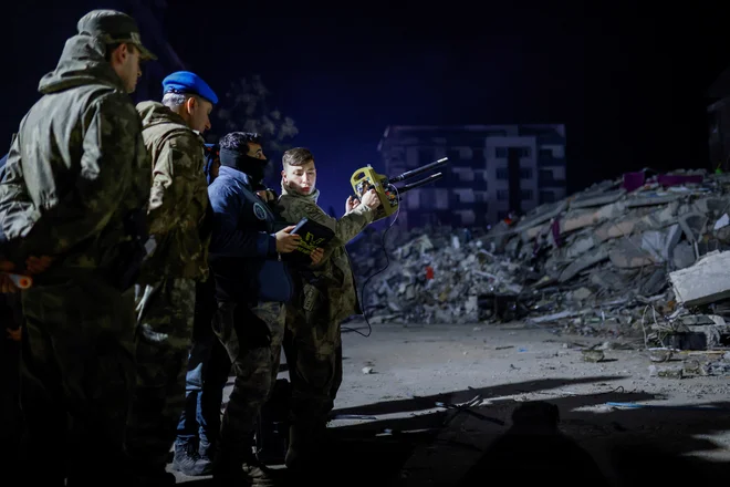 S prizadetih območij v Turčiji že odhajajo številne mednarodne reševalne ekipe, ki so priskočile na pomoč pri iskanju pogrešanih v prvih dneh po potresu. FOTO: Kemal Aslan/Reuters
