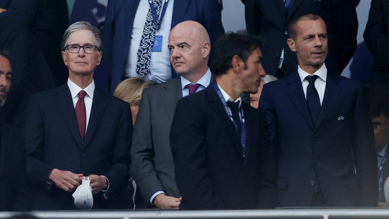 Fotografija: Liverpoolov večinski lastnik John W. Henry (levo) se je lansko leto v finalu lige prvakov družil tudi s predsednikom Evropske nogometne zveze Aleksandrom Čeferinom. FOTO: Molly Darlington/Reuters
