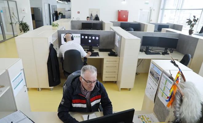 V inovacijskem centru so združili področja raziskav in razvoja, oblikovanja in produktnega vodenja. Delovne prostore so vse akustično testirali, so nam pojasnili zaposleni, ki sami ugotavljajo, da je tak način dela učinkovitejši. FOTO: Jože Suhadolnik/Delo
