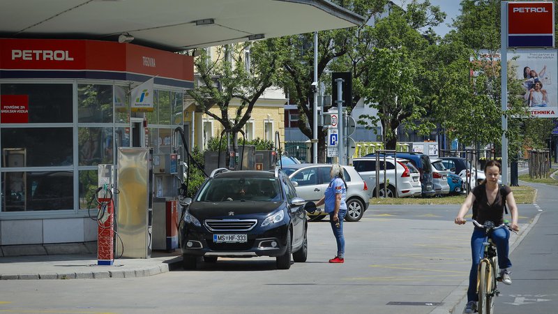 Fotografija: Cena dizla se bo znižala, cena bencina ostaja enaka. FOTO: Jože Suhadolnik/Delo
