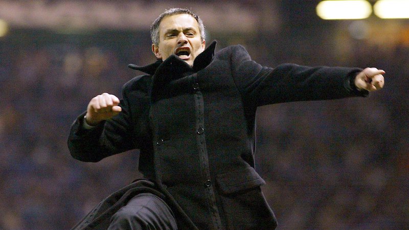 Fotografija: Jose Mourinho je leta 2004 popeljal Porto do druge lovorike, proti Manchester Unitedu je uprizoril znameniti tek ob robu igrišča. FOTO: Ian Hodgson/Reuters

