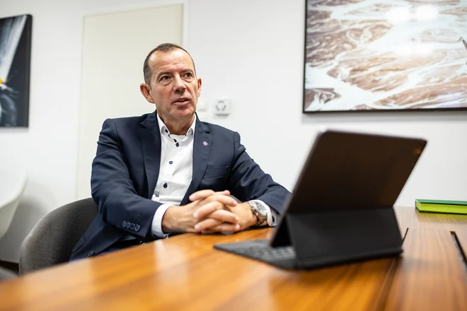 Prvi mož Smučarske zveze Slovenije se je s sodelavci znašel pred kopico zahtevnih nalog. FOTO:&nbsp;Črt Piksi/Delo
