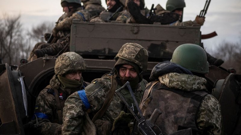 Fotografija: V Bahmutu so navzoče kombinirane ukrajinske enote, ki poskušajo preprečiti, da bi ruske sile zasedle mesto. FOTO: Yevhenii Zavhorodnii/Reuters
