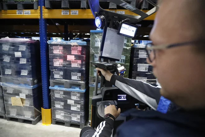 Digitalna orodja že pomagajo pri boljšem načrtovanju transporta blaga in upravljanju dela skladiščnega osebja. FOTO: Leon Vidic/Delo

