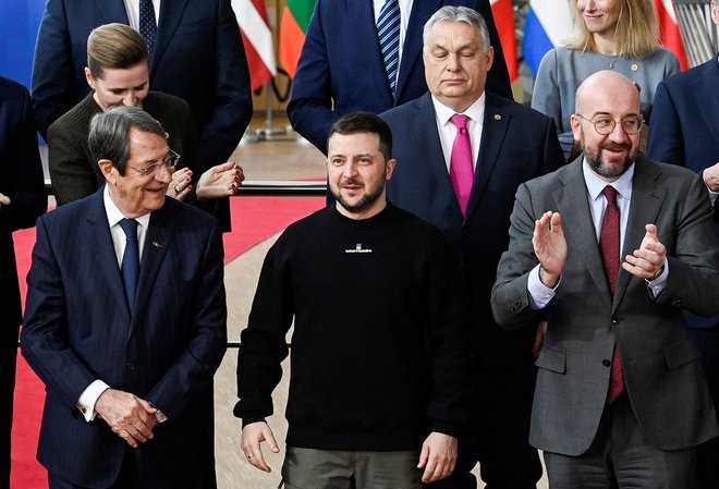 Predsednik Madžarske (na fotografiji v drugi vrsti) se je prejšnji teden srečal z Zelenskim, ki je prišel na izredni vrh Evropske unije v Bruslju. Mediji so opazili, da je bil edini evropski voditelj, ki ukrajinskemu predsedniku ni ploskal. FOTO: John Thys/AFP
