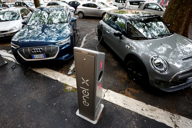 Po podatkih združenja evropske avtomobilske industrije je bilo lani že vsako peto novo vozilo, prodano v EU, električno z baterijo ali hibrid plug-in. FOTO: Guglielmo Mangiapane/Reuters

