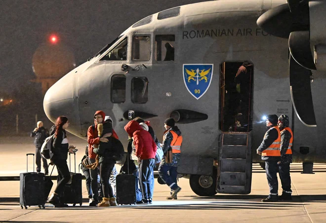 Pred tednom so romunska vojaška letala vozila romunske državljane iz Turčije, ki jo je prizadel hujši potres. FOTO: Daniel Mihailescu/AFP
