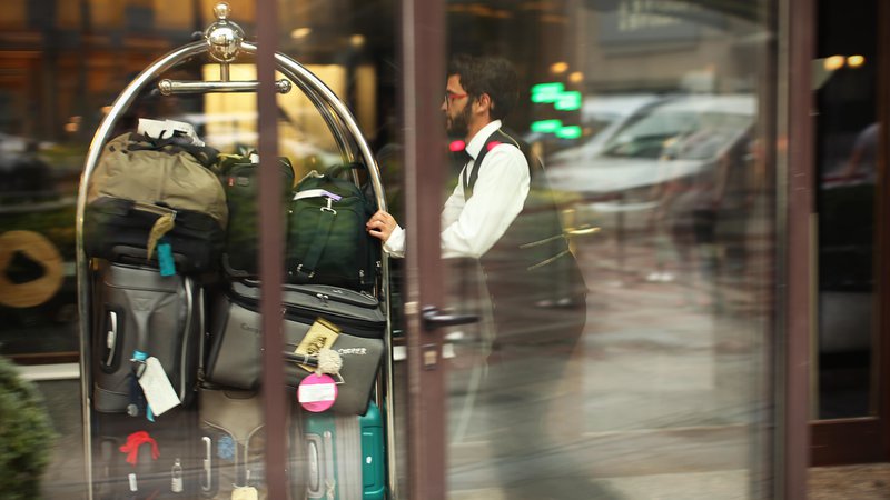 Fotografija: Hotelirji poudarjajo, da so postopki za zaposlitev tujcev še vedno predolgi. FOTO: Jure Eržen/Delo

