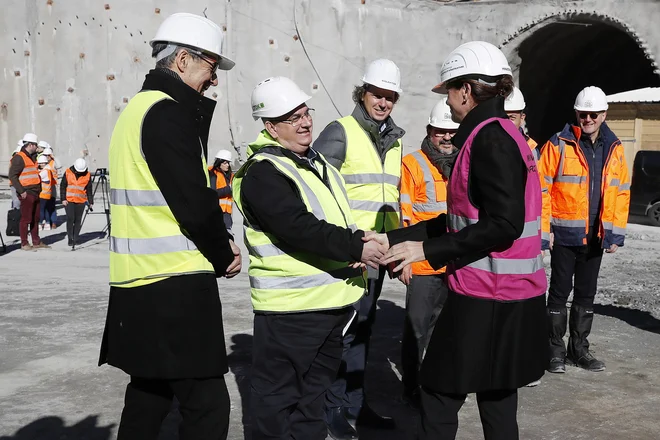 Na fotografiji (z leve): predsednik nadzornega sveta Kolektorja Stojan Petrič, generalni direktor 2TDK Pavle Hevka, direktor Kolektorja CPG Kristjan Mugerli in ministrica za infrastrukturo Alenka Bratušek. FOTO: Leon Vidic/Delo
