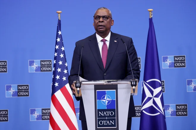 Moč Rusije je, da ima veliko ljudi, je prepričan ameriški obrambni seketar Lloyd Austin. &raquo;Vidimo, da Rusija še naprej pošilja veliko dodatnih ljudi v boj. Ti so slabo usposobljeni in opremljeni. Zato utrpijo veliko žrtev in verjetno bodo tako nadaljevali,&laquo; je dejal. FOTO: Johanna Geron Reuters
