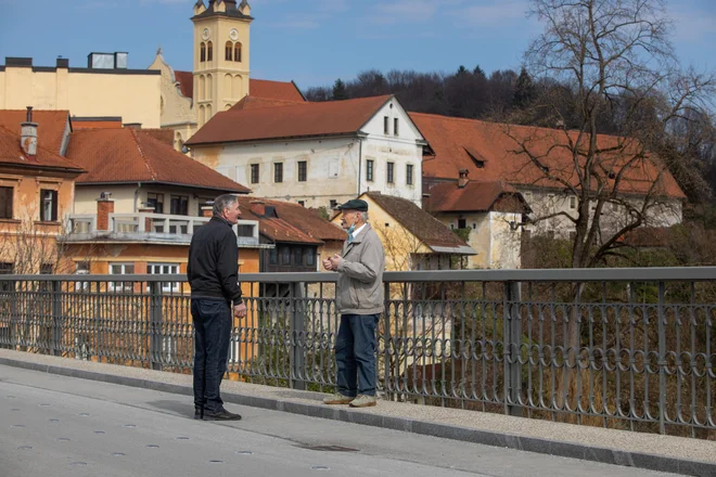 Vsak ima koga, ki ga po dolgem času spet vidi, pa se zdi, da se sploh nista ločila.&nbsp;FOTO: Voranc Vogel/Delo
