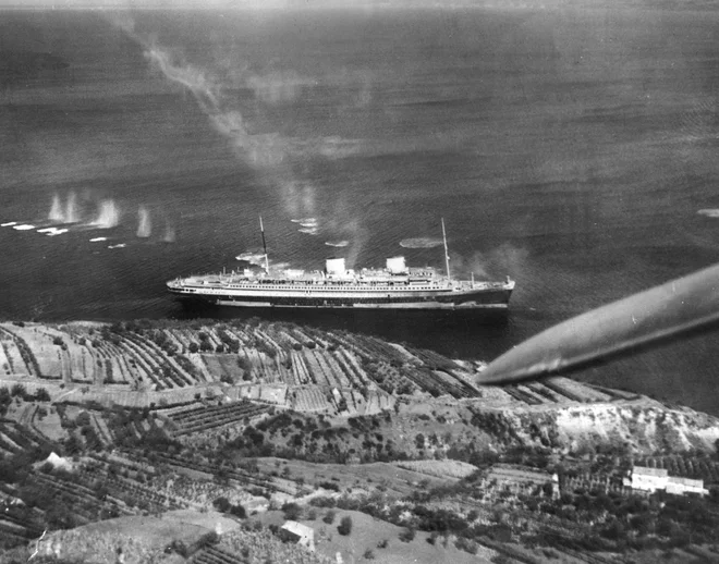 Angleška letala so 8. septembra 1944 takole raketirala nemočno potniško ladjo. FOTO: Pomorski muzej Piran
