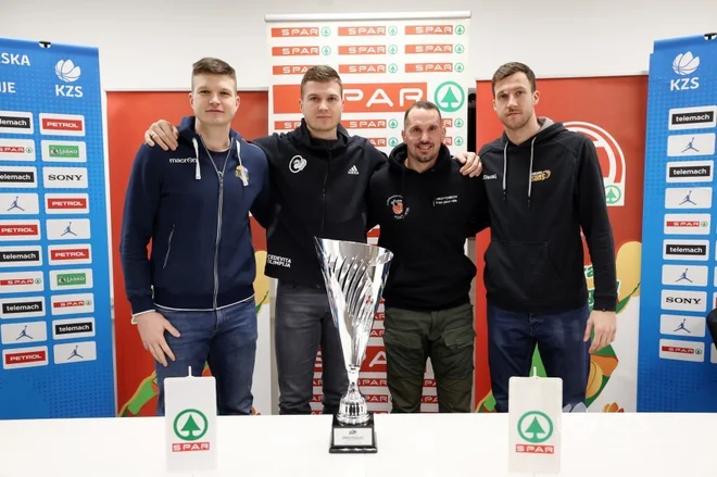 Kapetani vseh štirih polfinalistov pokal Spar s trofejo, z leve Dino Murić (GGD Šenčur), Edo Murić (Cedevita Olimpija), Nejc Strnad (Terme Olimia) in Blaž Mahkovic (Helios Suns). FOTO: KZS
