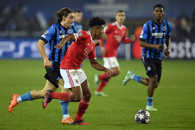 David Neres (v rdečem dresu) prodira med dvobojem v Bruggeju. FOTO: John Thys/AFP
