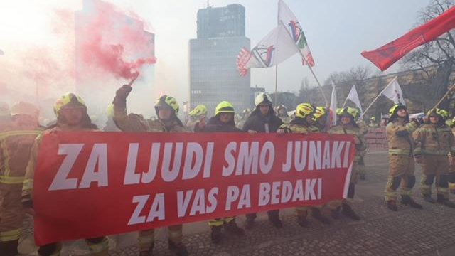 Fotografija: Protest poklicnih gasilcev. FOTO: Črt Piksi 
