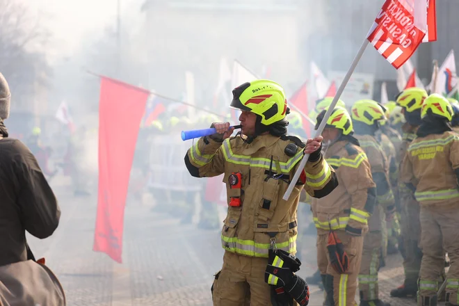 Protest poklicnih gasilcev FOTO: Črt Piksi
