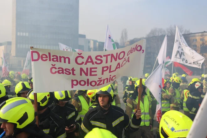 Protest poklicnih gasilcev FOTO: Črt Piksi
