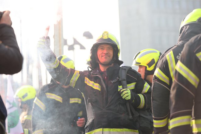 Protest poklicnih gasilcev FOTO: Črt Piksi
