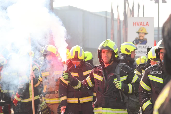 Protest profesionalnih vatrogasaca FOTO: Črt Piksi 