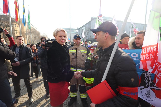 Profesionalne vatrogasce na protestu pozdravila je i predsednica Narodne skupštine Urška Klakočar Zupančič. FOTO: Črt Pixi 