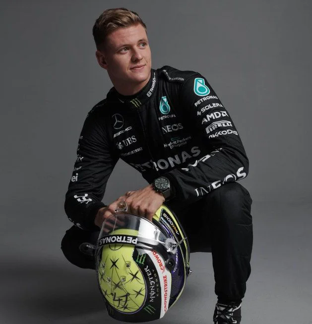 Mick Schumacher je poziral z očetoo čelado. FOTO: Mercedes-AMG PETRONAS F1 Team
