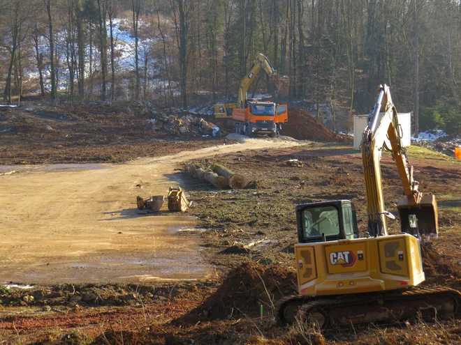 Pripravljalna dela za občinski projekt so se že začela. FOTO: Bojan Rajšek/Delo
