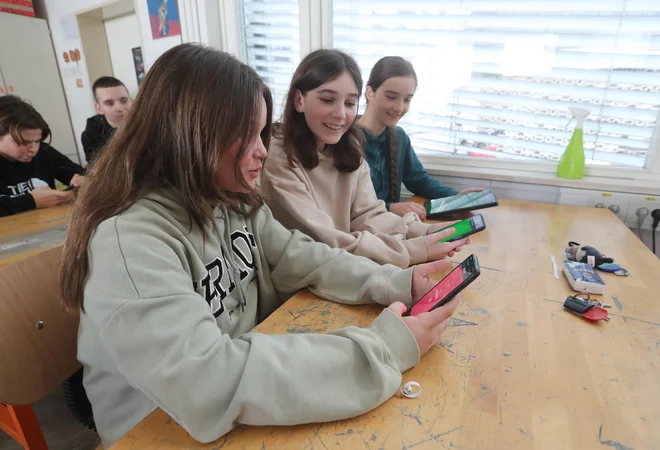 Danes so bili mobilniki in tablice dovoljeni celo v šolah &ndash; za reševanje kviza o varni rabi interneta in digitalnih medijev. FOTO: Dejan Javornik/Slovenske novice
