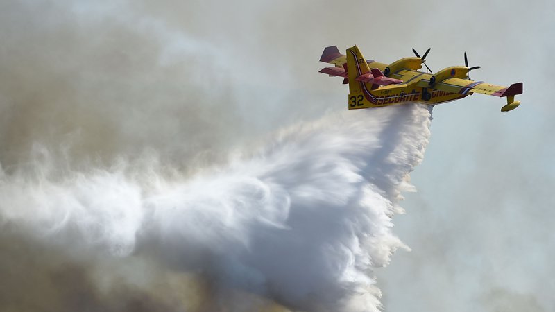 Fotografija: Za gasilka letala bo na voljo 20 milijonov evrov sredstev. FOTO: Sylvain Thomas/AFP
