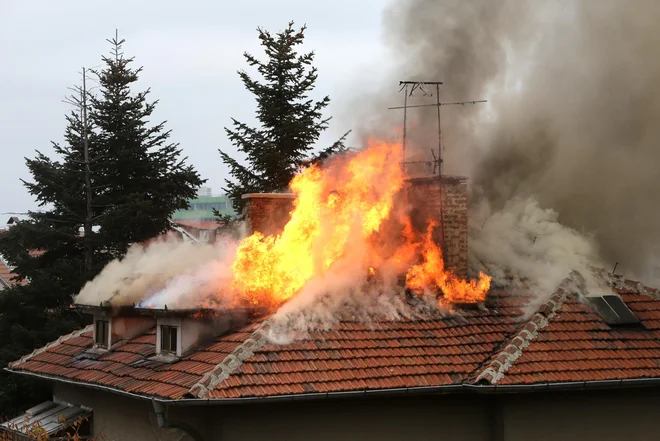 Kurilno napravo in z njo povezane dimne vode, zračnike, pomožne naprave redno pregledujte in čistite skladno s predpisi, ki urejajo dimnikarsko službo. FOTO: Depositphotos
