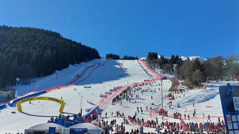 Fotografija: Prizorišče svetovnega prvenstva v alpskem smučanju že od prvega dne ob azurni modrini ponuja pravljično podobo. FOTO; Siniša Uroševič/Delo
