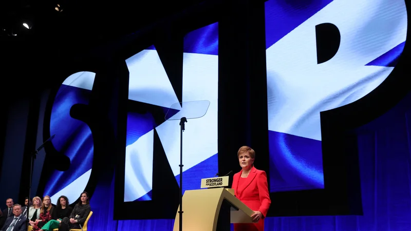 Vladajoča Škotska narodna stranka (SNP) je dan po odstopu Nicole Sturgeon začela uradne postopke za izbiro njenega naslednika. Foto: Russell Cheyne/Reuters