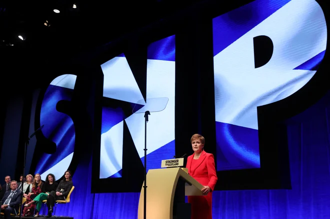 Vladajoča Škotska narodna stranka (SNP) je dan po odstopu Nicole Sturgeon začela uradne postopke za izbiro njenega naslednika. Foto: Russell Cheyne/Reuters
