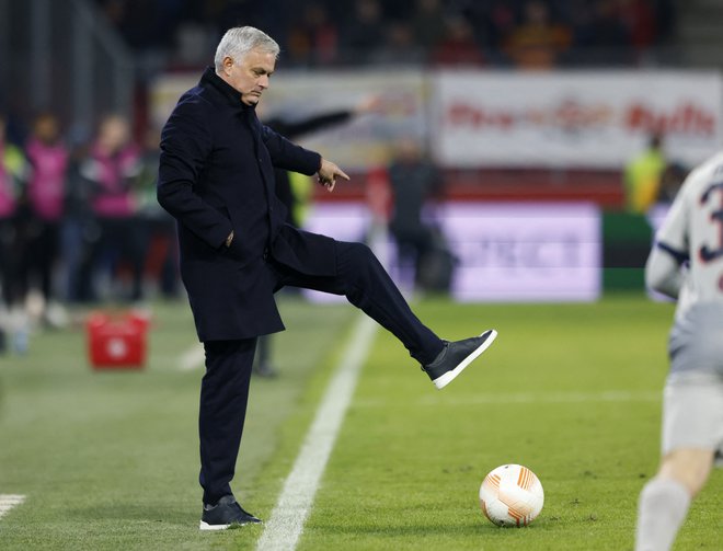 Jose Mourinho je lahko v Salzburgu le nemočno brcnil žogo. FOTO: Michaela Rehle/Reuters
