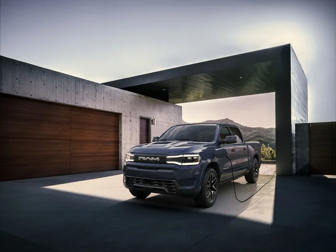 Ram 1500 revolution EV prihaja na ceste šele prihodnje leto. A velika reklamna akcija je potekala že na superbowlu. Ramov pick-up naj bi imel kar 800 kilometrov dosega in 855 konjskih moči. FOTO: Stellantis
