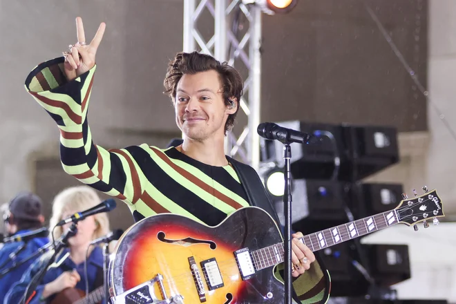 Harry Styles z modnim stilom in s sloganom TPWK (Treat People with Kindness), torej bodi prijazen do ljudi, že od začetka solistične kariere strastno obuja hipijevsko filozofijo. FOTO: Shutterstock
