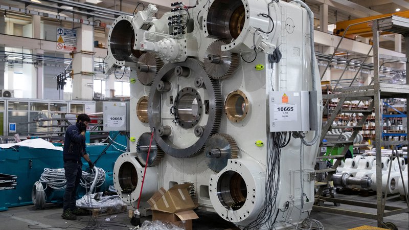 Fotografija: Proizvodnja sestavnih delov strojev za tlačno litje v Idrini tovarni v Lombardiji FOTO: Alessandro Garofalo/Reuters
