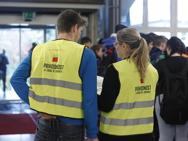 Včeraj in danes na Fakulteti za gradbeništvo in geodezijo Univerze v Ljubljani poteka informativni dan za dijake pred izbiro študija, na katerem imajo tudi možnost, da se pogovorijo s študenti. FOTO: Leon Vidic/Delo
