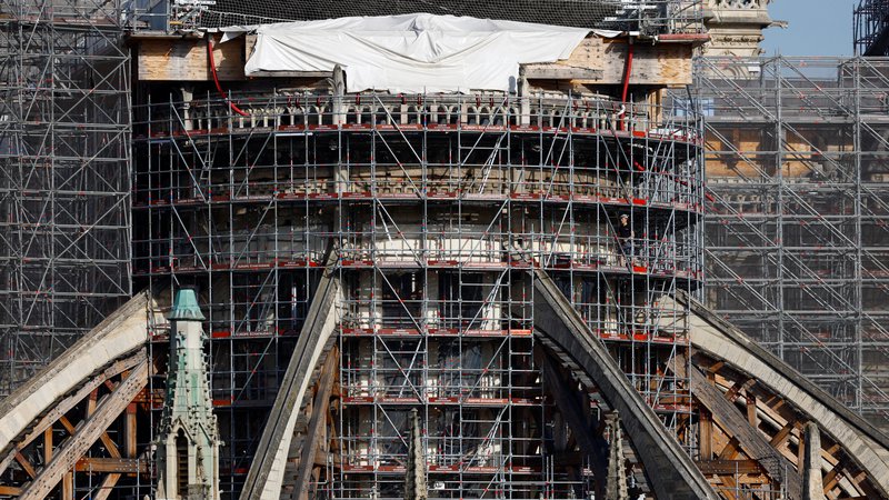 Fotografija: Cilj predsednika Emmanuela Macrona je odprtje obnovljene pariške katedrale do začetka olimpijskih iger julija prihodnje leto. FOTO: Gonzalo Fuentes/Reuters
