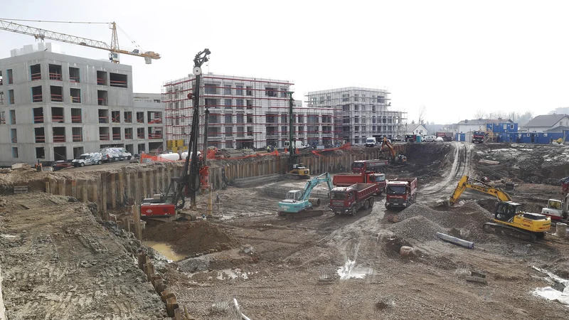 Gradnja 150 stanovanj v Črnučah bo predvidoma končana do konca leta, preostalih sto stanovanj pa naj bi dokončali do leta 2025. FOTO:&nbsp;Leon Vidic/Delo
