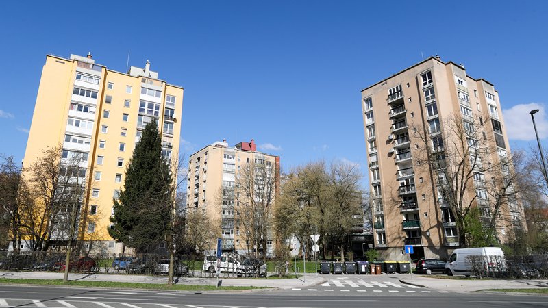 Fotografija: V maju in aprilu 2022 so na Streliški ulici in Roški cesti potekali zbori etažnih lastnikov s predstavitvami zaključne idejne zasnove protipotresne utrditve stolpnic ... FOTO MARKO FEIST
